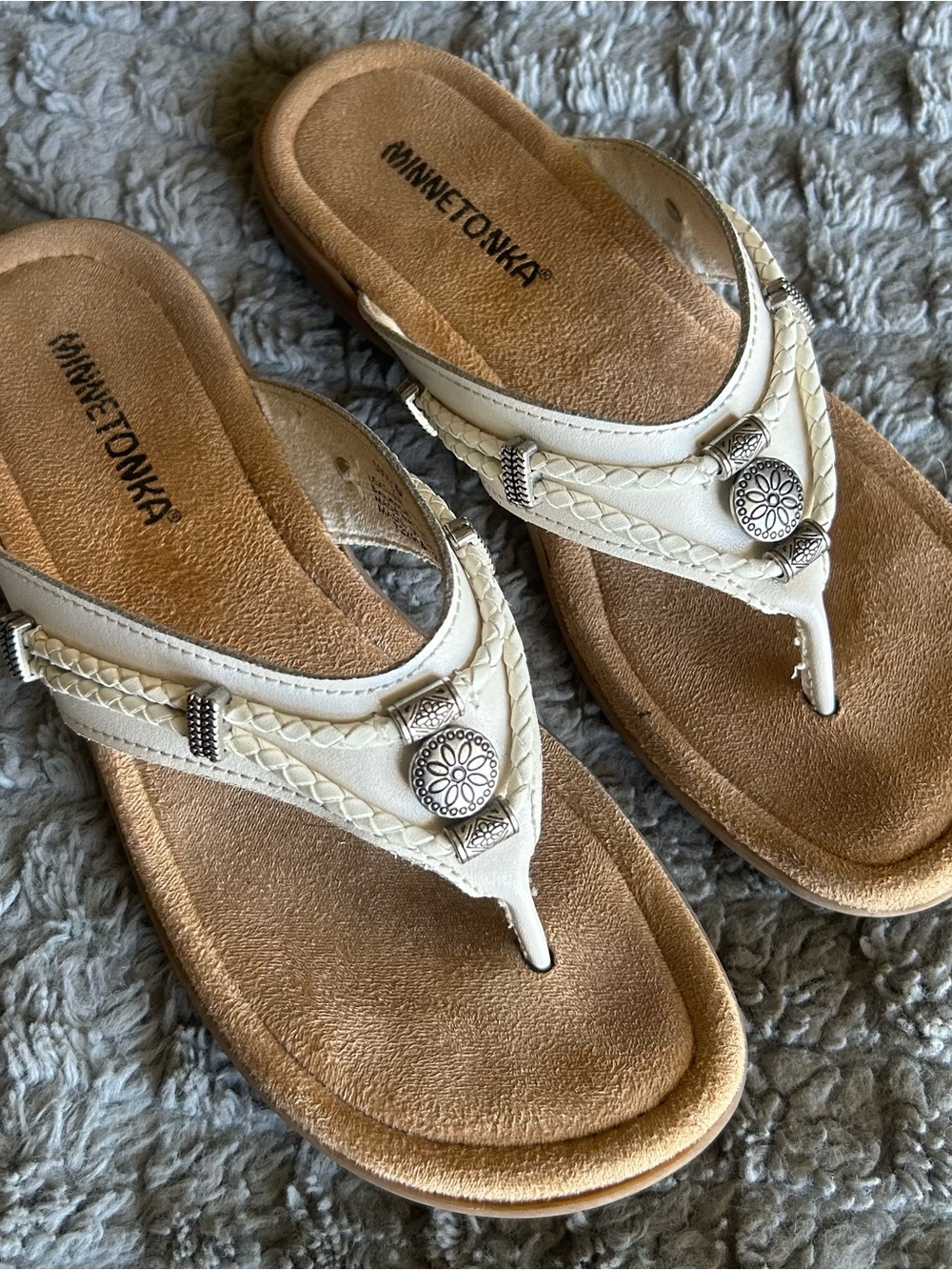 Minnetonka Women's White Leather Thong Sandals